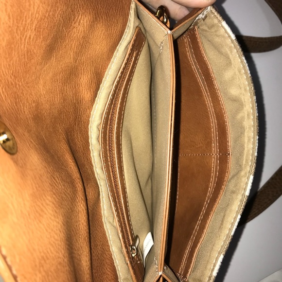 Small White & Tan Striped Crossbody Purse - Picture 4 of 4